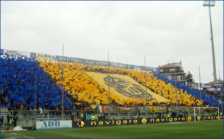 BOYS, Curva Nord di Parma. Coreografia con elmo, bandiere e striscione ''Crusader ultras supporters''