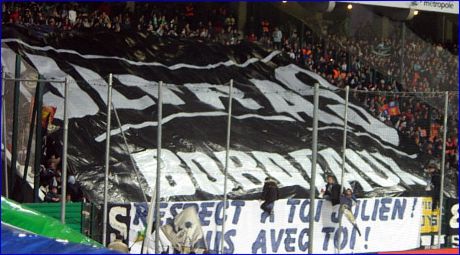 Bordolesi a Saint-tienne. Coreografia con striscione 'Ultras Bordeaux'. In basso, a destra,  visibile il nostro 'Diffidati BOYS'