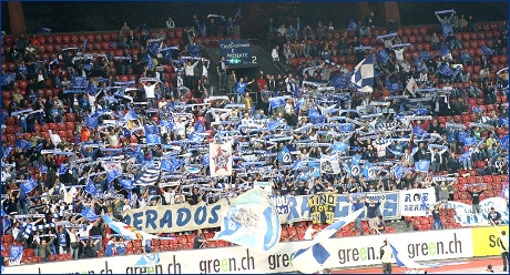 Tifo empolese a Zurigo (Svizzera). Bandiere e sciarpata. A bordo campo  appeso lo striscione BOYS 'Tino con noi'