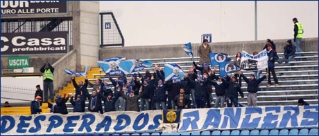 Tifo empolese ad Udine. Mani alzate. Tra gli striscioni di Desperados e Rangers  appesa una bandierina dei BOYS