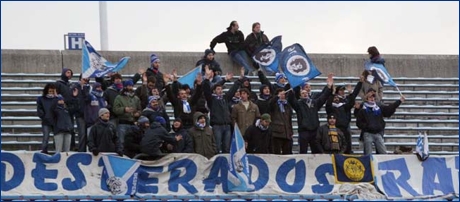 Tifo empolese ad Udine. Tra gli striscioni di Desperados e Rangers  appesa una bandierina dei BOYS