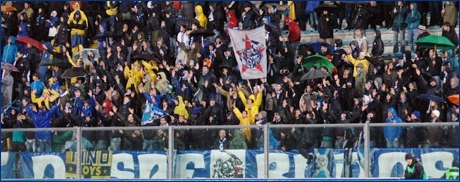 Tifo empolese ad Empoli-Reggina. Mani alzate. Sopra lo striscione dei Desperados  appeso lo stendardo 'Tino con noi. BOYS'