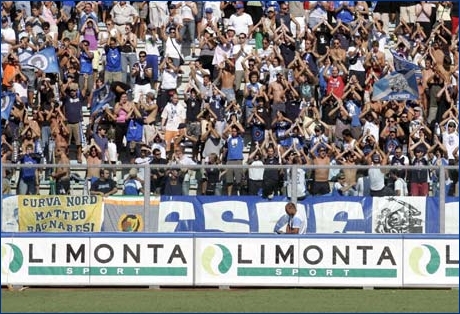 Tifo empolese ad Empoli-Brescia. Tra lo striscione dei Rangers e quello dei Desperados  appeso lo striscione 'Curva Nord Matteo Bagnaresi'