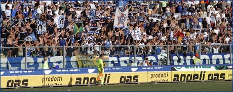 Sciarpata empolese ad Empoli-Brescia. Tra lo striscione dei Rangers e quello dei Desperados  appeso lo striscione 'Curva Nord Matteo Bagnaresi'