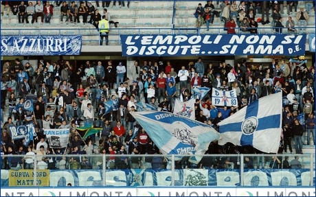 Tifo empolese ad Empoli-Pisa. Tra lo striscione dei Rangers e quello dei Desperados  appeso lo striscione ''Curva Nord Matteo Bagnaresi''