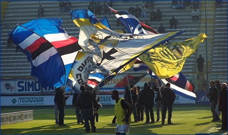 BOYS e ULTRAS TITO sventolano insieme, sul prato del Tardini, i propri vessilli. Un rituale d'amicizia oggi vietato dalla Questura...