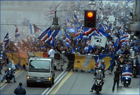 Corteo blucerchiato 'Coloriamo la citt siamo gli Ultras della Samp'