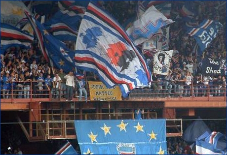 Il nostro striscione 'Curva Nord Matteo Bagnaresi'  appeso al centro della Sud, tra una miriade di bandiere blucerchiate sventolanti