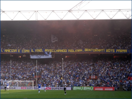 Striscione degli Ultras Tito Cucchiaroni: ''L'amicizia  come il vino, invecchiando migliora... Bentornati Boys Parma. UTC''