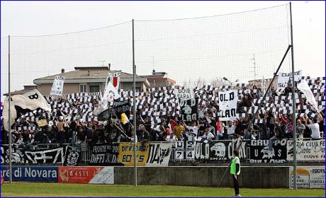 Spezzini a Novara colorano di bianconero la gradinata. Il nostro 'Diffidati BOYS'  appeso alla ringhiera