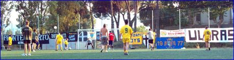 Sul campo di gioco. Sullo sfondo sono visibili gli Striscioni. 'Fronte del Porto', 'Diffidati' e 'FdP Gente di mare' degli spezzini, insieme ai nostri: 'Diffidati BOYS', '1977' e 'Ultras Liberi'