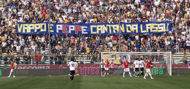 Striscione per Vappo e Peppe, un ragazzo degli Ultras Bari scomparso giorni fà.
