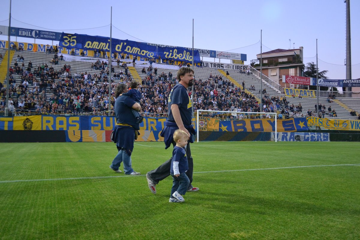 L'ingresso in campo dei bambini della NORD.