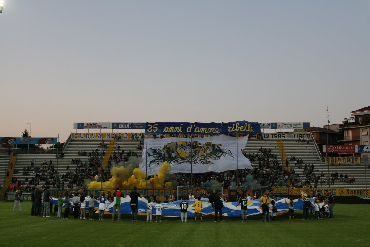 I bambini della Nord, sventolano il simbolo dei 35 anni BOYS.