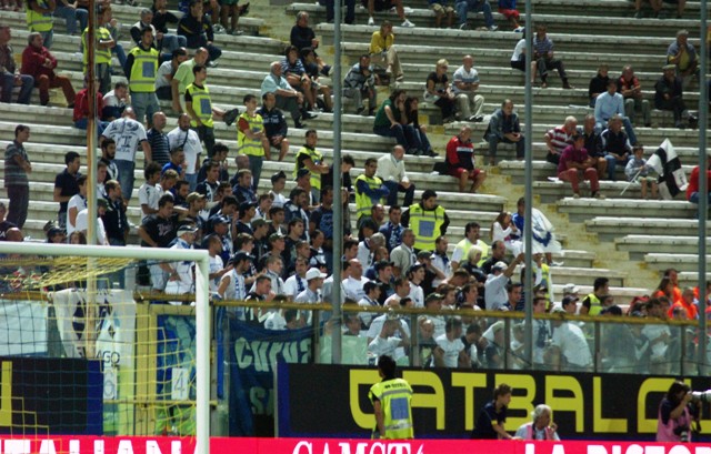 Curva Sud: tifosi ospiti mescolati con i parmigiani