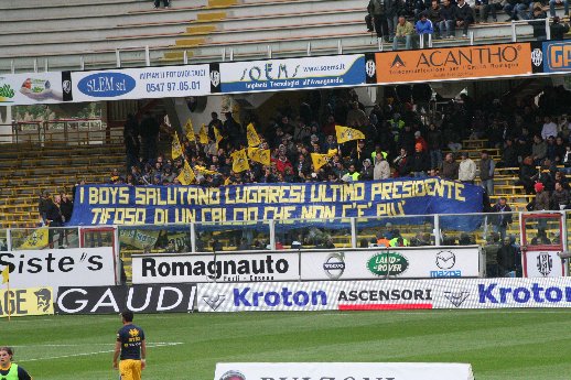striscione per Lugaresi