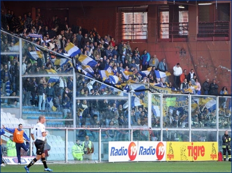 21-10-2007 Sampdoria-Parma. Ultras e tifosi parmigiani nel settore ospiti dello stadio Ferraris di Genova.