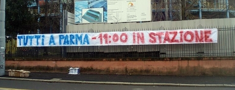 Striscione degli URB74 in via Andrea Costa a Bologna: ''Tutti a Parma - 11.00 in stazione''