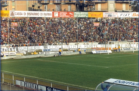 PARMA-Como 04-02-1990. Striscione BOYS: ''Ernesto: la Serie A conquistata per te sar pi bella''