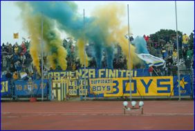 Empoli-Parma, 29-01-2006. Boys Parma 1977, fumogeni Gialloblu