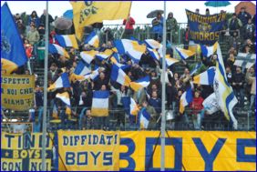 Empoli-Parma, 29-01-2006. Boys Parma 1977, bandierine giallo-blu-bianche