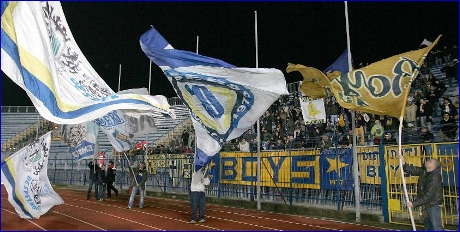 EMPOLI-PARMA, 13-01-2007. Bandiere Azzurre e Gialloblu Crociate sventolano assieme.