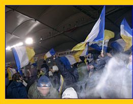 BOYS a Stoccarda (Germania). Bandierine Giallo-Blu-Bianche tra i fumogeni