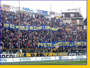 BOYS, Curva Nord di PARMA. Striscione: 'VR-BS: Paolo in coma - La Madama pesta... nessuno li arresta!'