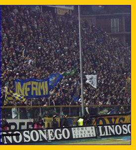 BOYS, Curva Nord di PARMA. Striscione: 'Infami'