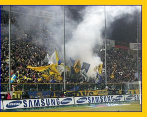 BOYS, Curva Nord di PARMA. Fumo e bandiere