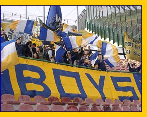 BOYS a Messina. Tricolori Giallo-Blu-Bianchi al vento