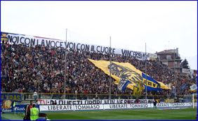 BOYS, Curva Nord. Striscione: 'Noi con la voce voi con il cuore... vinceremo!'