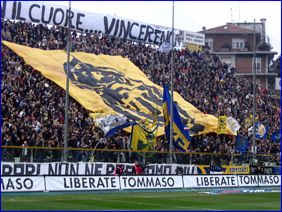 BOYS, Curva Nord. Bandierone con l'Elmo