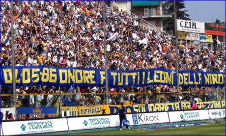 BOYS, Curva Nord di PARMA. Striscione: '04-05-86: Onore a tutti i leoni della Nord'