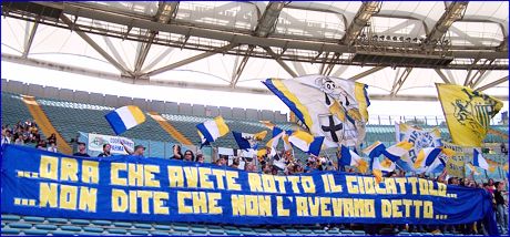 BOYS a Roma (Lazio-PARMA). Striscione: '...ora che avete rotto il giocattolo... non dite che non l'avevamo detto...'