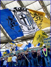 BOYS a Roma (Lazio-PARMA). Bandierone giallo-blu-bianco del Gruppo