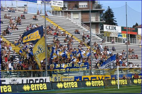 BOYS, Curva Nord di Parma. Il nostro tifo. A mano  sorretto lo striscione: 'Per un calcio pulito... un calcio a Matarrese'