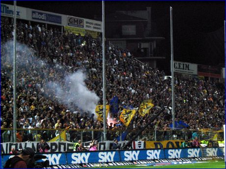 BOYS, Curva Nord di PARMA. Sventolano i Leoni tra il fumo di una torcia