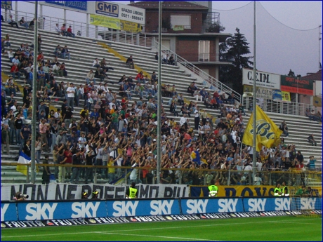 BOYS, Curva Nord di PARMA. Mani alzate