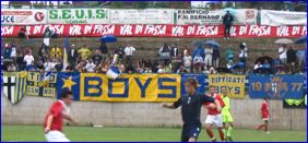 BOYS a Vigo di Fassa (Trento) per Bolzano-PARMA. Dietro gli Striscioni del Gruppo