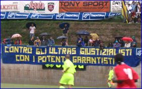 BOYS a Vigo di Fassa (Trento) per Bolzano-PARMA. Striscione: 'Contro gli Ultras giustizialisti, con i potenti garantisti'