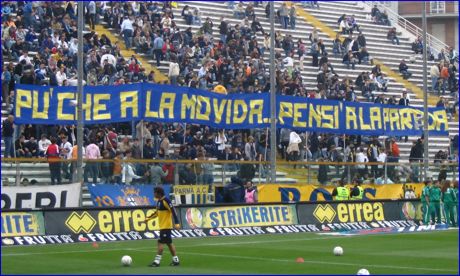 BOYS, Curva Nord di PARMA. Striscione 'P che a la movida... pens a la partda'