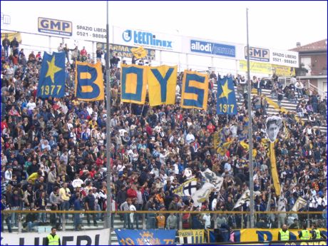 BOYS, Curva Nord di PARMA. Scritta 'BOYS' con tre-aste