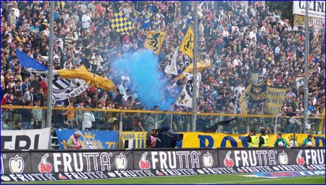 BOYS, Curva Nord di PARMA. Fumogeno blu tra bandiere Gialloblu