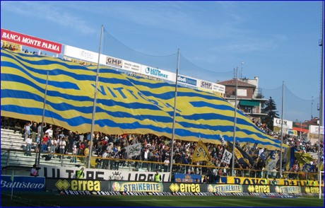 BOYS, Curva Nord di PARMA. Bandierone copri-Curva a righe orizzontali Gialloblu con scritta 'Vittoria'