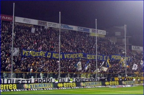 BOYS, Curva Nord di PARMA. Striscione: 'Vendere o non vendere...  questo il problema?'