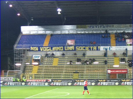 Striscione BOYS nei distinti: 'Noi vogliamo una societ!'