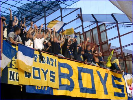 BOYS a Catania. Mani alzate