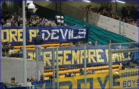 BOYS a Lens (Francia). Striscione: 'Onore ai Devils. Per sempre amici'