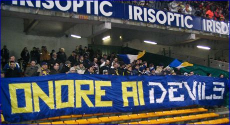 BOYS a Lens (Francia). Striscione: 'Onore ai Devils. Per sempre amici'